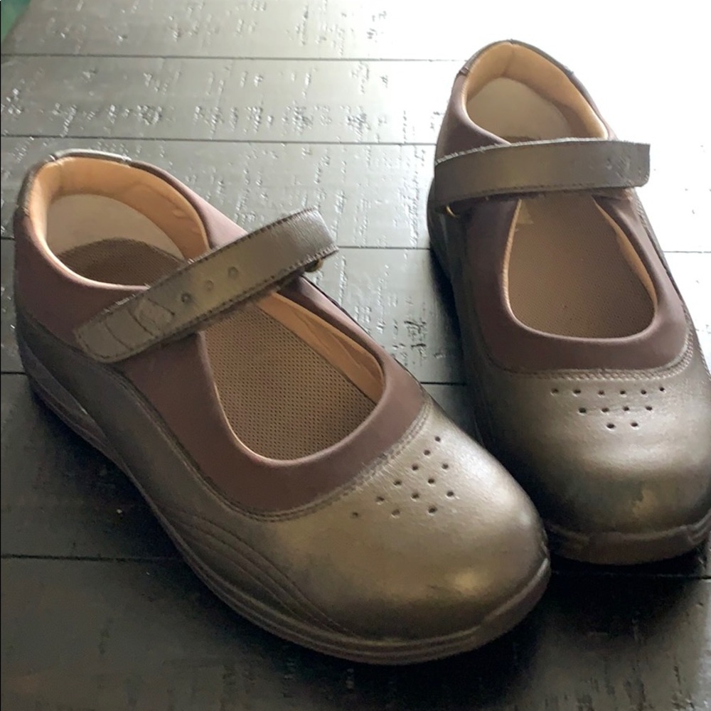 EUC Drew shoes -size 7.5 W bronze brown color